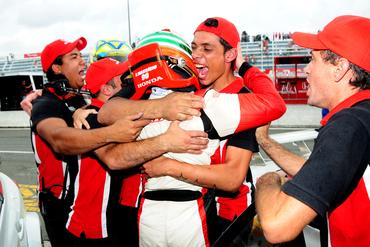 Membros da equipe abraçam o campeão Ricardo Maurício. - Membros da equipe abraçam o campeão Ricardo Maurício.