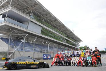 Pilotos da Copa Caixa Stock Car posam para foto da Corrida do Milhão Goodyear. 
