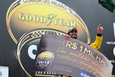 Thiago Camilo festeja no pódio a vitória com o cheque de R$ 1 milhão.  Duda Bairros/Vicar