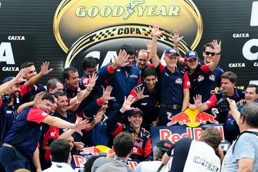 Festa da Red Bull Racing pelo quinto título de Cacá Bueno na Stock Car. Duda Bairros/Vicar