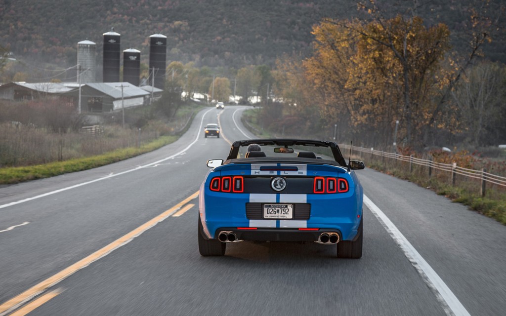 2013-Ford-Shelby-GT500-rear-end-in-motion-1024x640