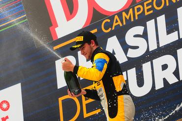 Felipe Fraga comemora sua primeira vitória no Campeonato Brasileiro de Turismo. - Duda Bairros/Vicar